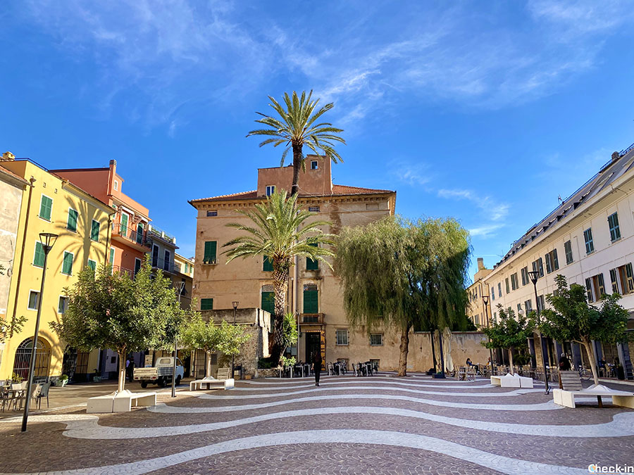 Cosa vedere a Pietra in un giorno: Piazza Vittorio Emanuele II (Liguria di ponente)