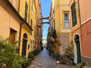 Caruggi medievali nel centro di Pietra Ligure: via Ugo Foscolo