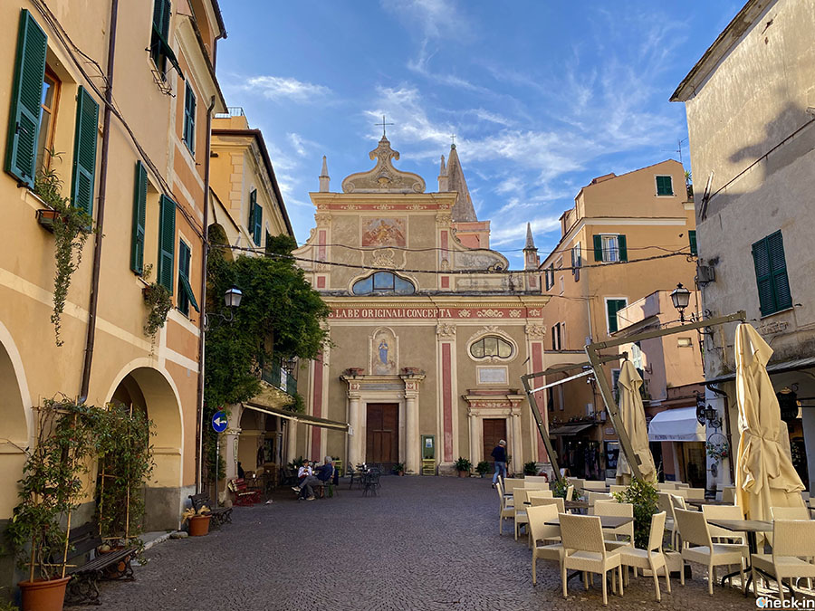 Luoghi da non perdere a Pietra Ligure: Piazza Vecchia ed Oratorio dei Bianchi o della Concezione