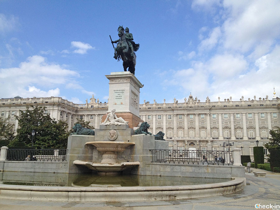 Jardines de Plaza de Oriente frente al Teatro Real de Madrid, capital de España