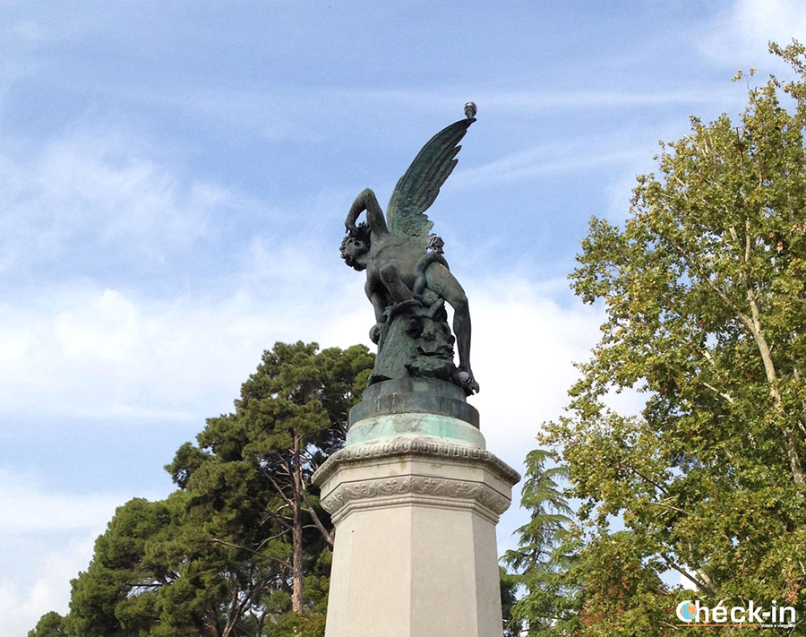 12 cosas curiosas que ver en Madrid: fuente del Ángel Caído en el Parque Retiro