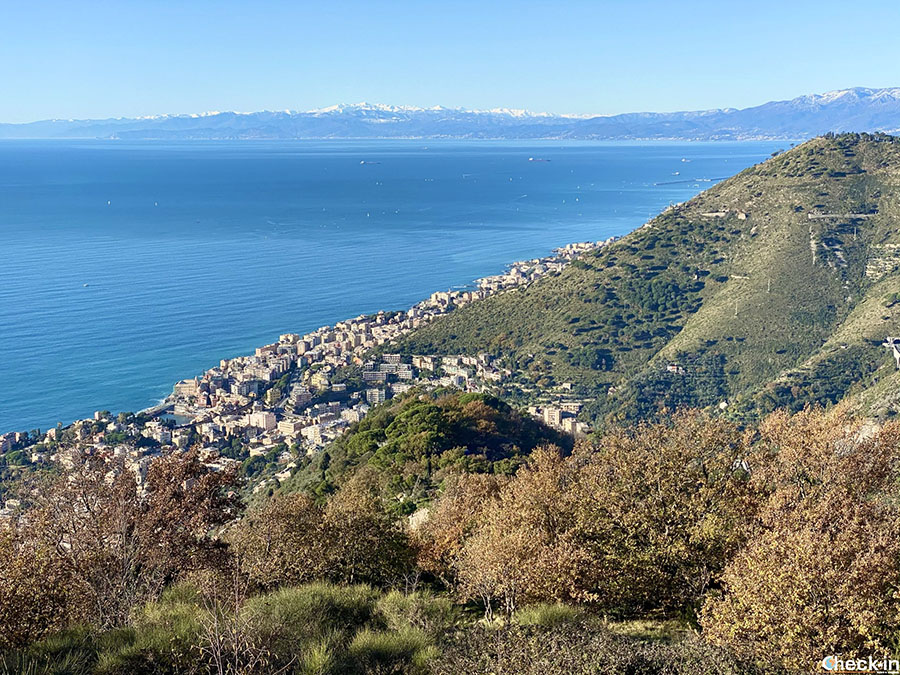 Vista panoramica del Golfo di Genova e Alpi Marittime dal monte Giugo