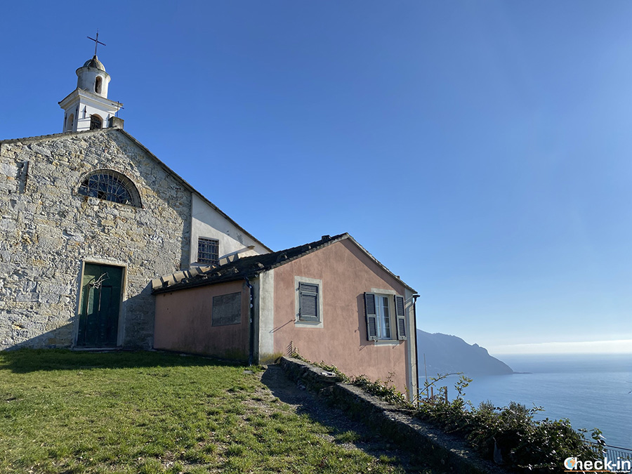 Sentiero per la Chiesa di Sant'Apollinare, sulle alture di Sori (GE) - Riviera ligure di levante