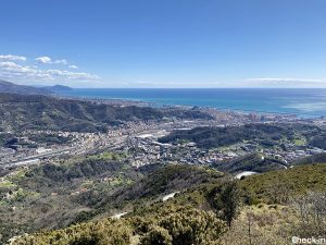 Vista panoramica sulla costa di Genova fino a Portofino dal monte "Bric dei Corvi Sud"