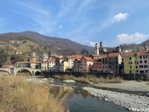 Cosa vedere a Campo Ligure in un giorno: Ponte San Michele (Stura) con vista del centro storico