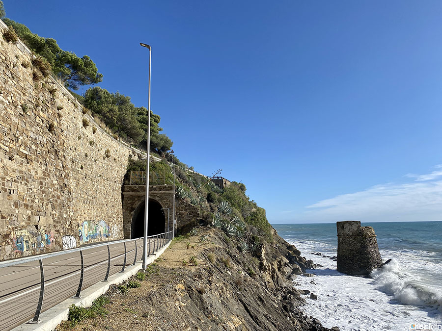 Torre Prarola a Imperia Porto Maurizio, sulla pista ciclopedonale del ponente ligure