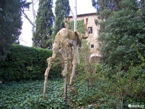 Los elefantes "dalinianos" en el jardín del Castillo de Gala - Púbol, Costa Brava
