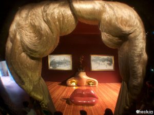 "Rostro de Mae West" en el Teatro-Museo de Figueres - Segunda etapa del Triángulo Daliniano en Cataluña