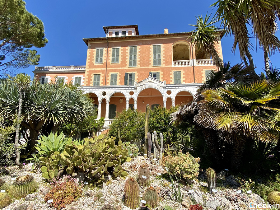 Palazzo e piante grasse nel cuore dei Giardini Hanbury a Ventimiglia - Riviera ligure di ponente
