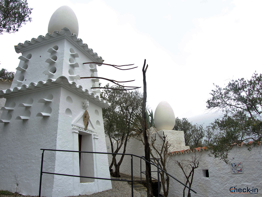 Huevos y decoraciones surrealistas en la Casa de Dalí en Port Lligat - España del norte