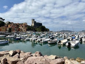 Panorama della baia di Lerici, del castello e del porticciolo turistico - Golfo dei Poeti