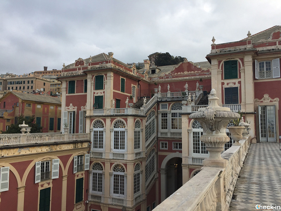 Best walking and guided tours across Genoa city centre - How to visit the Royal Palace