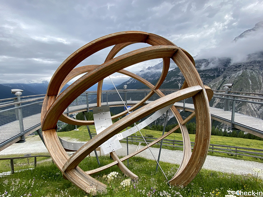 Attrazioni della Valle di Stubai in Tirolo: orologio solare sull'Elferbahnen a Neustift