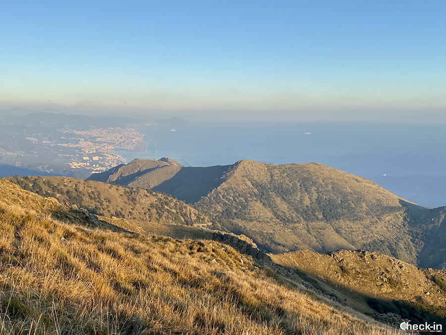 Tramonto su Genova e Portofino dalle pendici del monte Reixa - Alta Via dei Monti Liguri