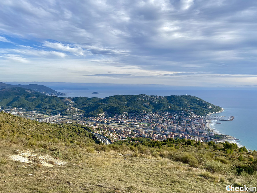 Vista panoramica su Andora, Albenga e l'isola Gallinara dal Colle Mea