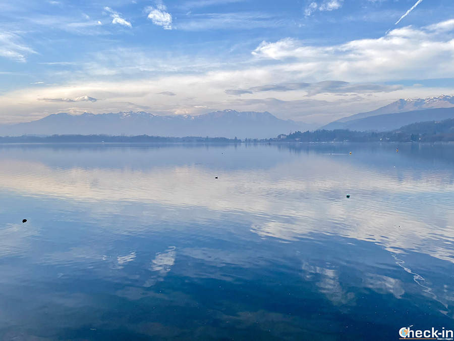 Alpi e Serra morenica di Ivrea riflessi sul lago di Viverone - Provincia di Biella, Piemonte