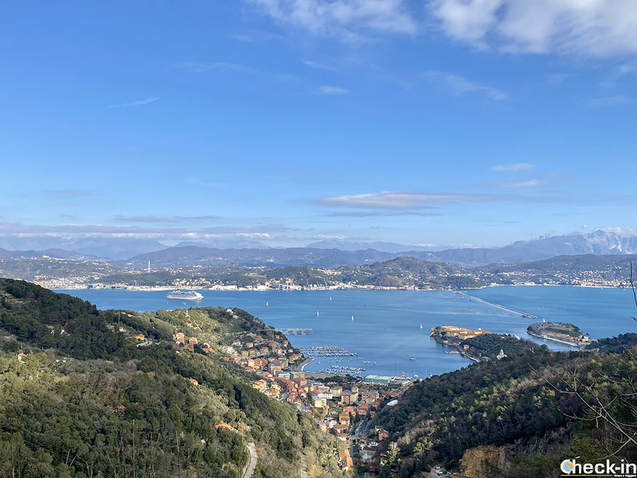 Vista sul golfo di La Spezia dal sentiero AV5T da Campiglia a Portovenere