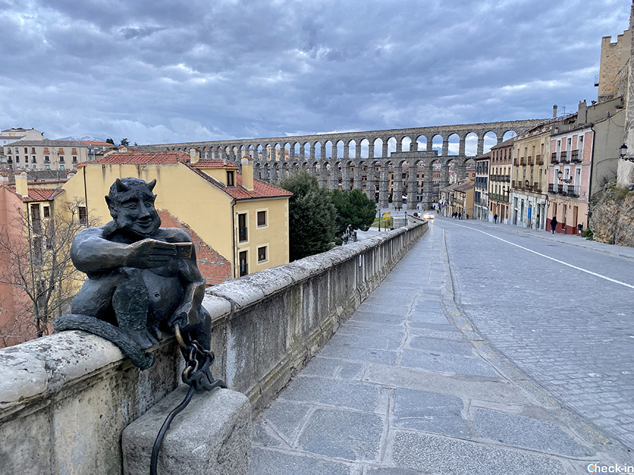 Cose insolite da vedere a Segovia: la scultura del diavolo vicino all'acquedotto romano