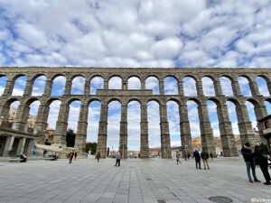 Come raggiungere Segovia e l'acquedotto romano da Madrid in auto, treno e autobus