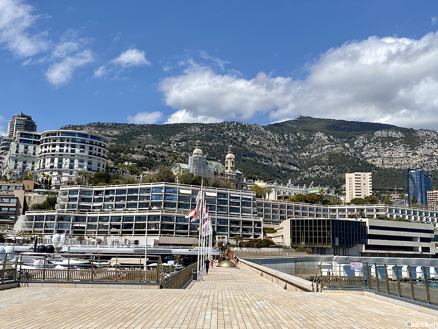 Vista panoramica sul porto e lo Yacht Club del Principato di Monaco