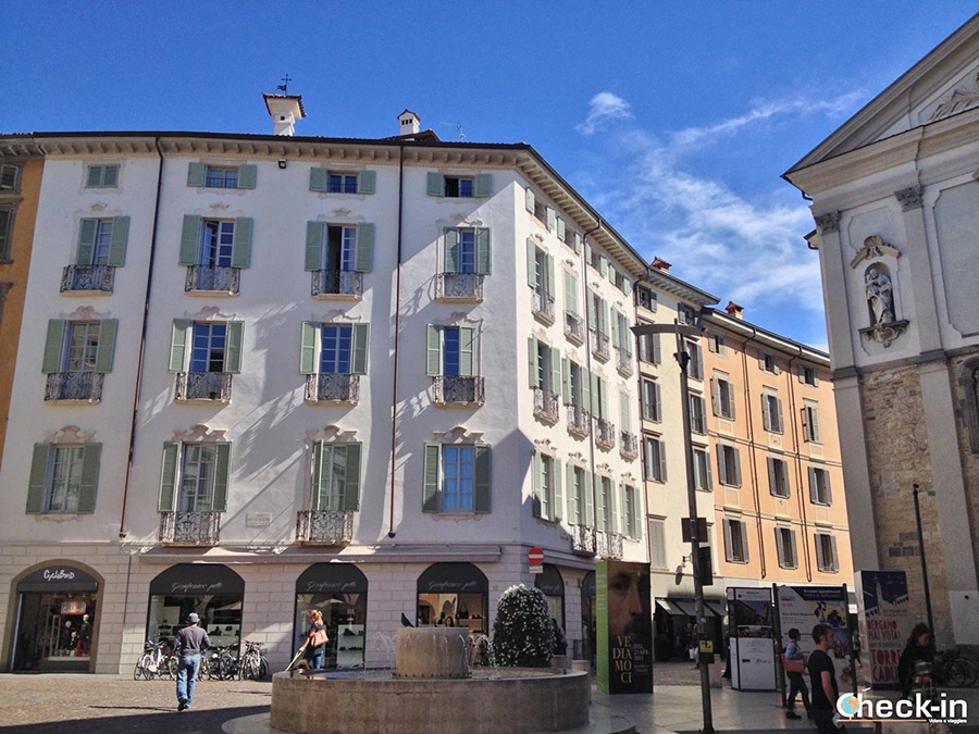 Beautiful places to see in Bergamo: Piazza Pontida, lower town