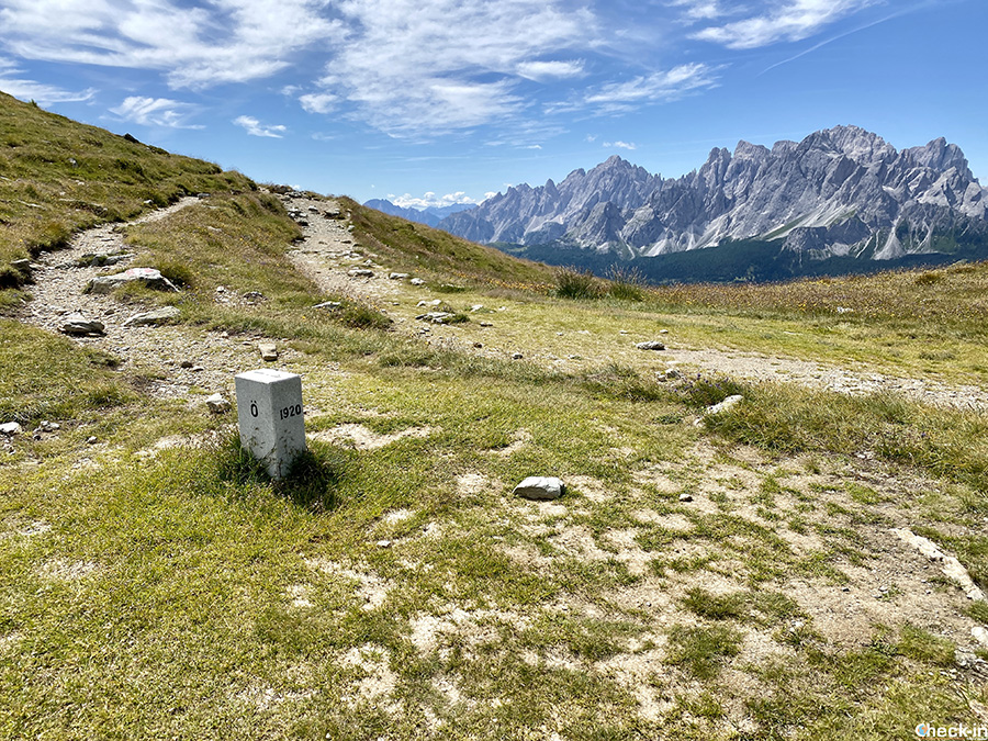 Cippo al confine tra Italia e Austria sul crinale dell'Alta Via Carnica
