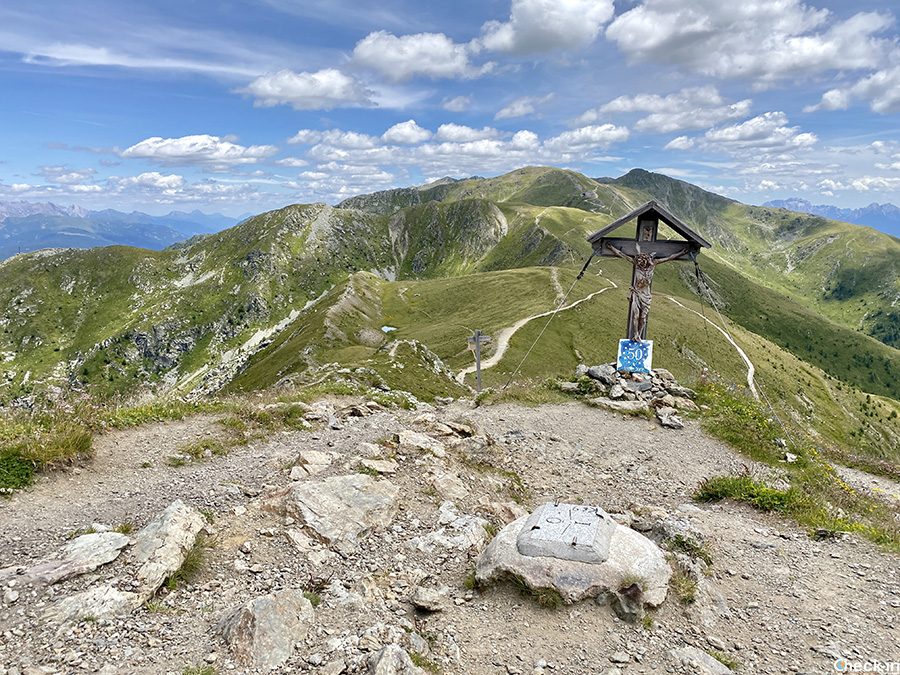 Sentiero panoramico n. 20 e cima del Monte Elmo con croce