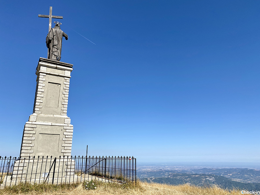 Come raggiungere la statua del Cristo Redentore sulla vetta del M.te Giarolo - Trekking sull'Appennino Ligure