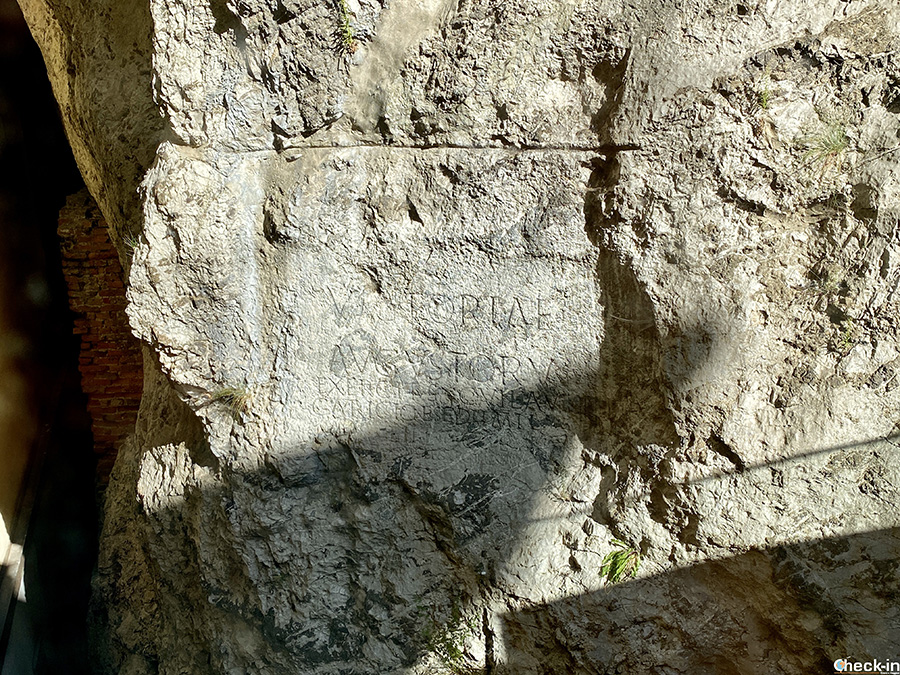 Come vedere l'epigrafe romana ai piedi del Castello di Trenčín (Slovacchia)