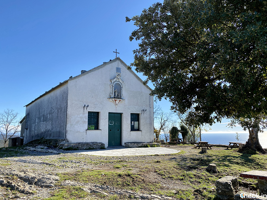 Chiesa sul Monte di Santa Croce con area pic-nic e rifugio - Golfo Paradiso, Liguria
