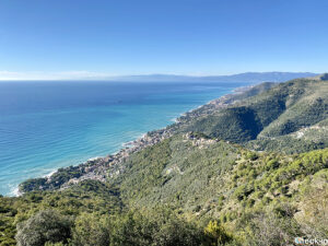 Bogliasco, litorale ligure ed il Monte Fasce visti dalla Chiesa di Santa Croce