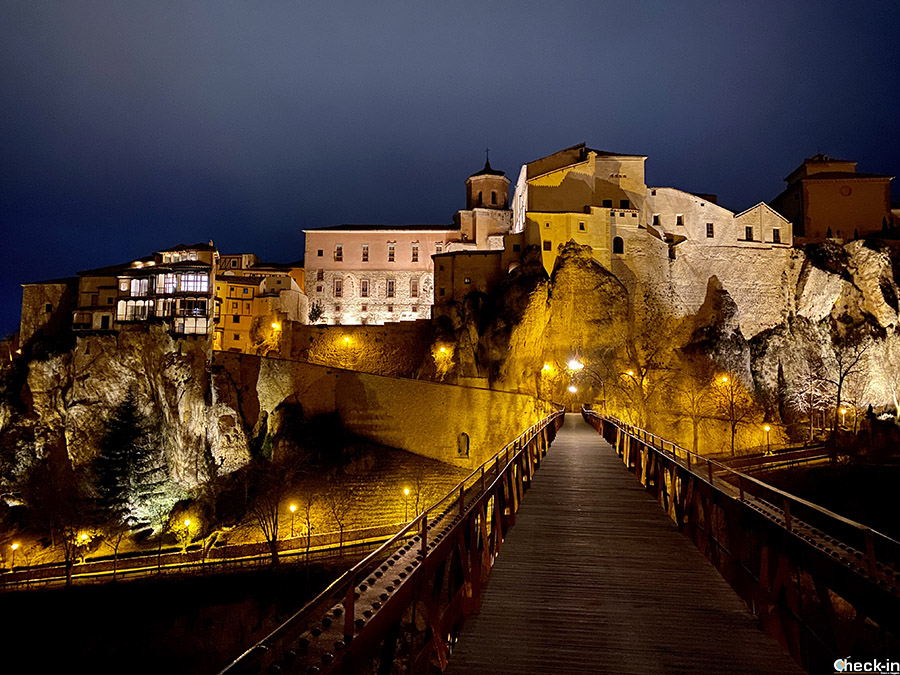 Cartolina da Cuenca: Casas Colgadas e Puente San Pablo, vista notturna