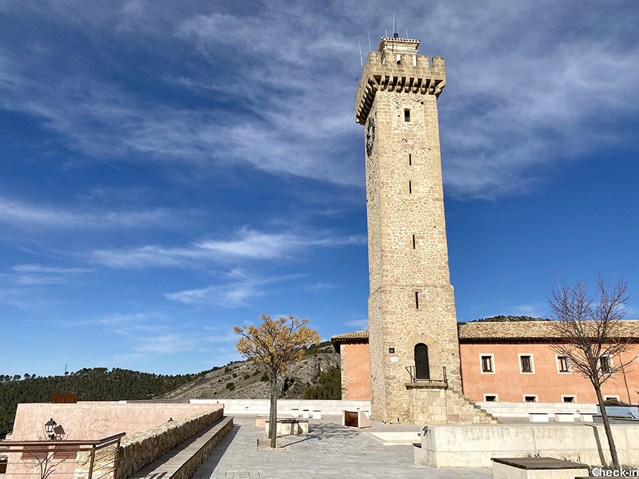 10 cose da vedere a Cuenca: piazza e torre di Mangana