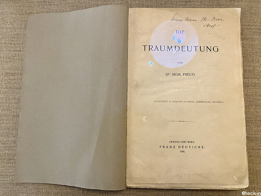 Copia della prima edizione de "L'Interpretazione dei Sogni" di Freud - Museo di Vienna