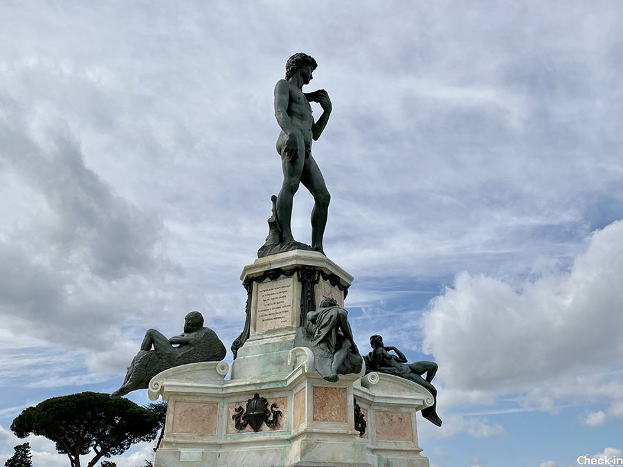 Replica del "David" al centro del Piazzale Michelangelo di Firenze