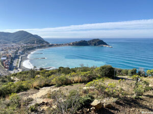Scorci da cartolina della Liguria: Sestri Levante e la Baia del Silenzio dalle Rocche di S. Anna