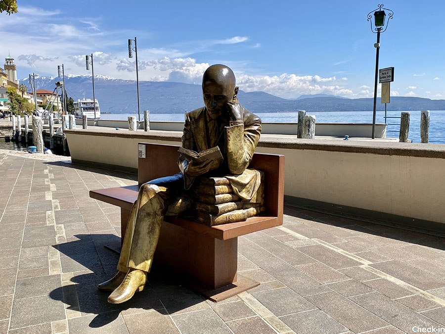 Cosa fare a Gardone Riviera: foto-ricordo con la scultura di Gabriele D'Annunzio sul lungolago