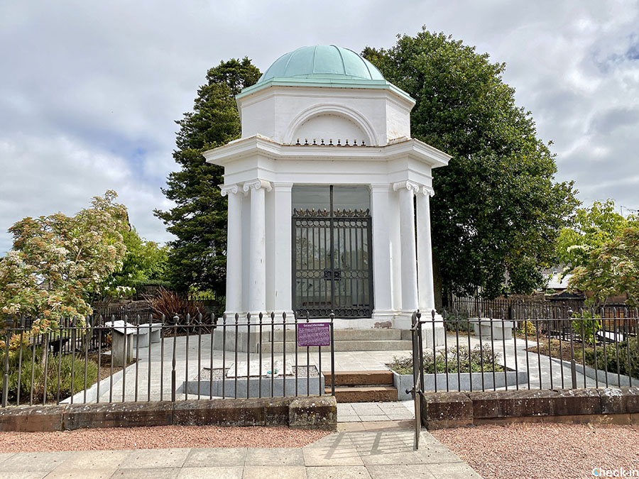 Luoghi da non perdere a Dumfries (Scozia del sud): Mausoleo e tomba del Bardo nazionale Robert Burns