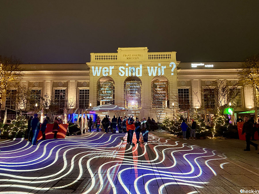 Biergarten ed installazioni luminose nel MuseumsQuartier di Vienna in inverno
