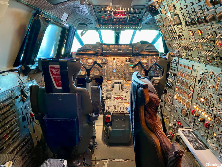 Tour guidato all'interno della cabina pilotaggio del Concorde di British Airways a Manchester