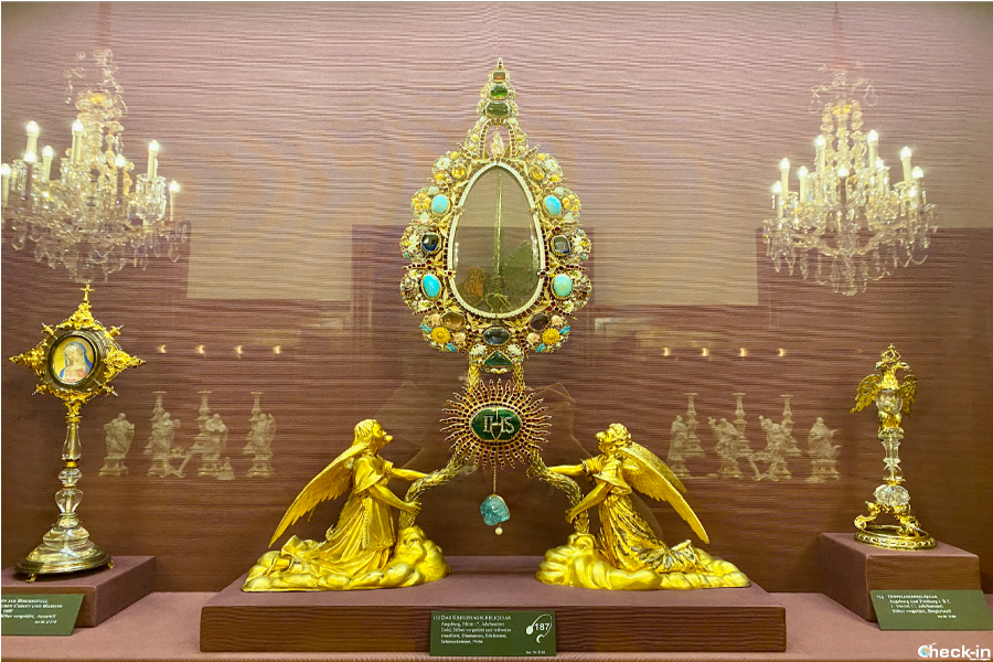 Reliquary with a piece of wood from the cross of Jesus Christ at the Imperial Treasury in Vienna