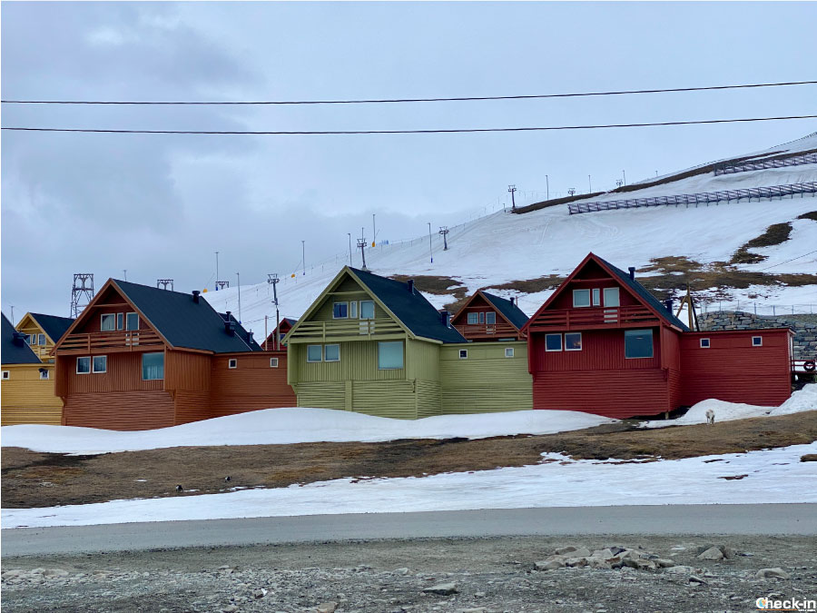 Cosa vedere a Longyearbyen in un giorno: le casette tipiche costruite su palafitte