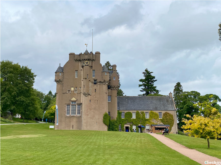 Storia e cosa vedere nel castello di Crathes e giardini circostanti