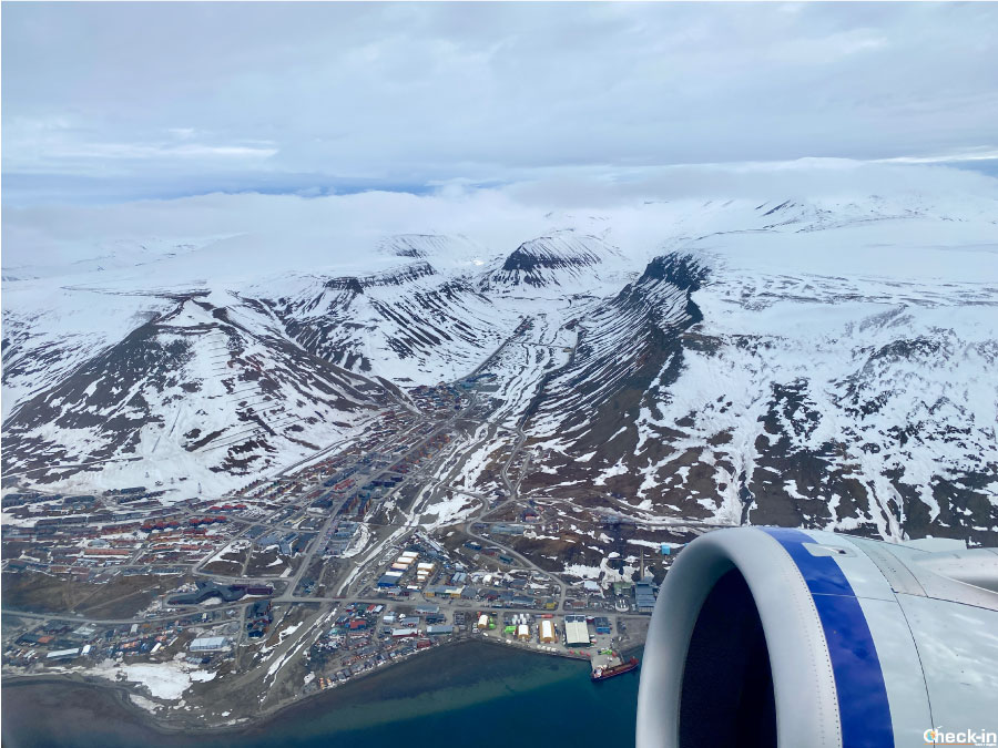 Decollo con SAS dall'aeroporto delle Svalbard verso Oslo (con vista su Longyearbyen)