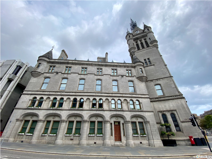 Il Municipio di Aberdeen, costruito in granito con la torre neogotica