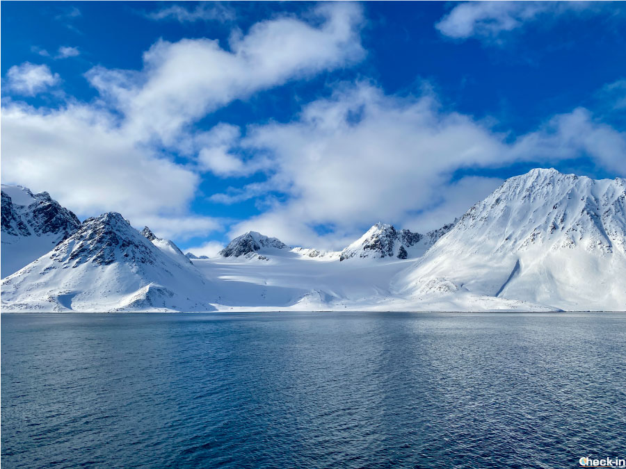 Navigazione con Hurtigruten Svalbard nel Magdalenefjorden