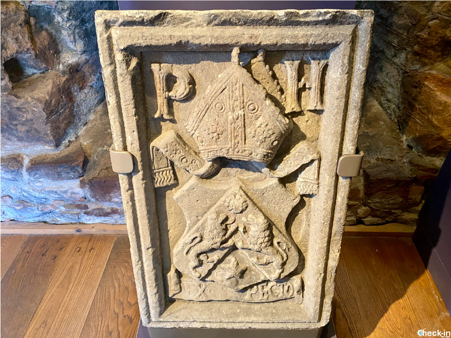 Scudo intagliato sulla pietra di un vescovo di Moray, conservato nella Cattedrale di Elgin (Scozia)
