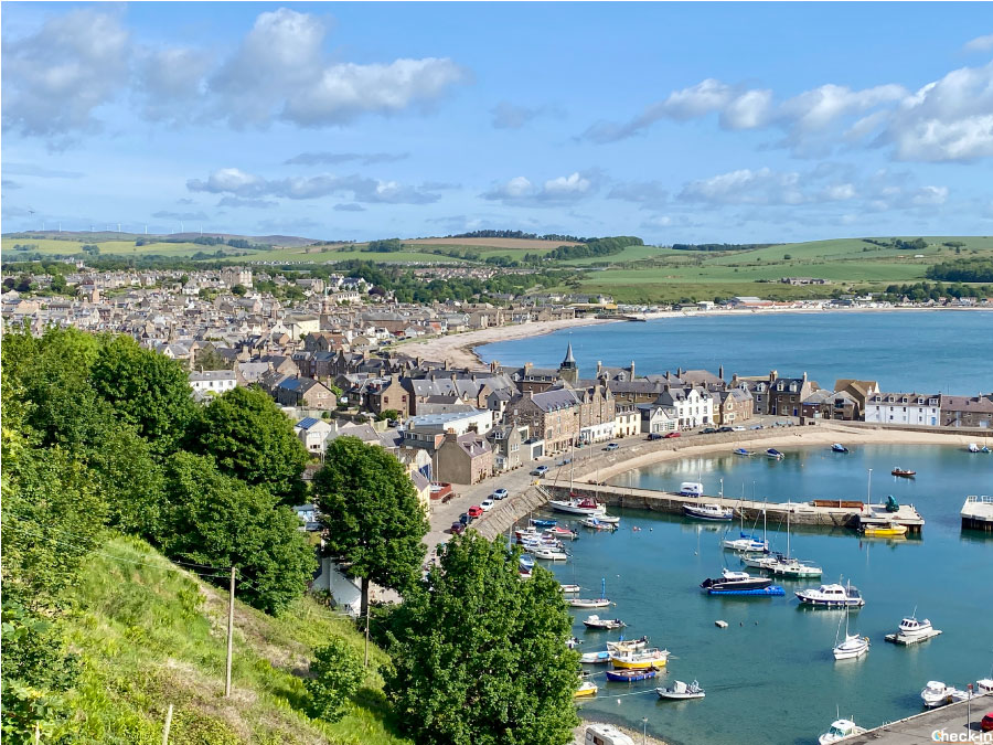 Vista aerea su Stonehaven dal percorso costiero verso il castello di Dunnottar