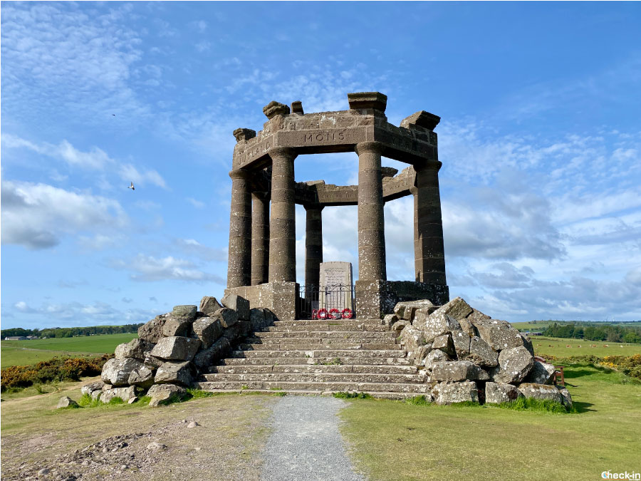 Il War Memorial lungo il sentiero da Stonehaven verso il castello di Dunnottar (Scozia)