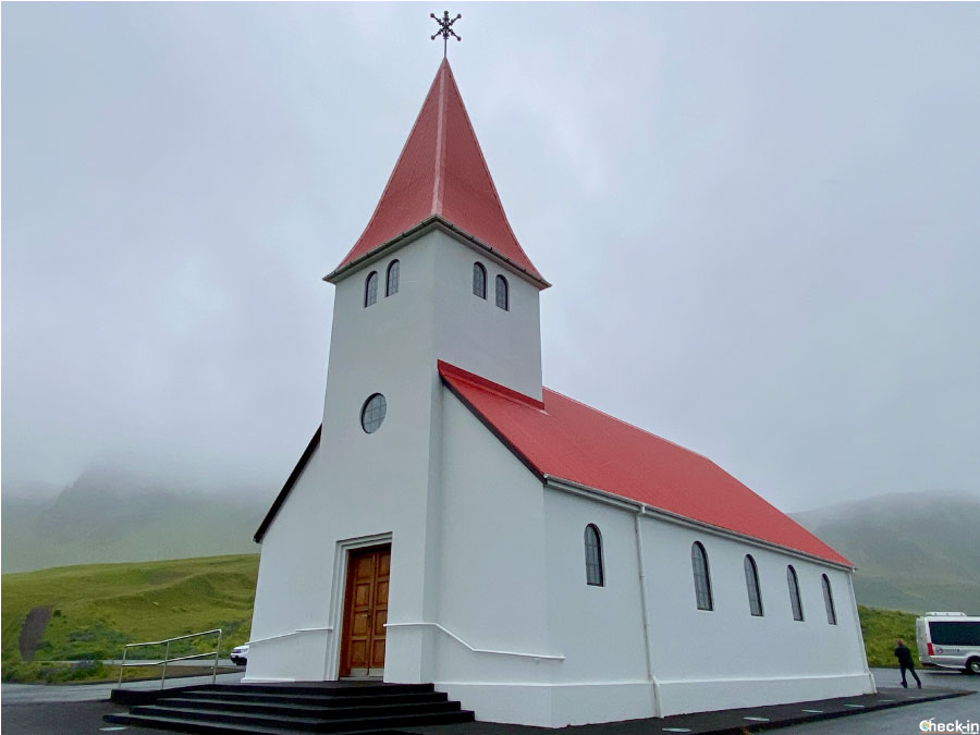 La chiesa Víkurkirkja che domina la cittadina di Vík í Mýrdal